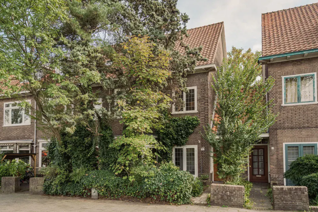 8-បន្ទប់ ផ្ទះឯករាជ្យ និង villa នៃ 179 m²